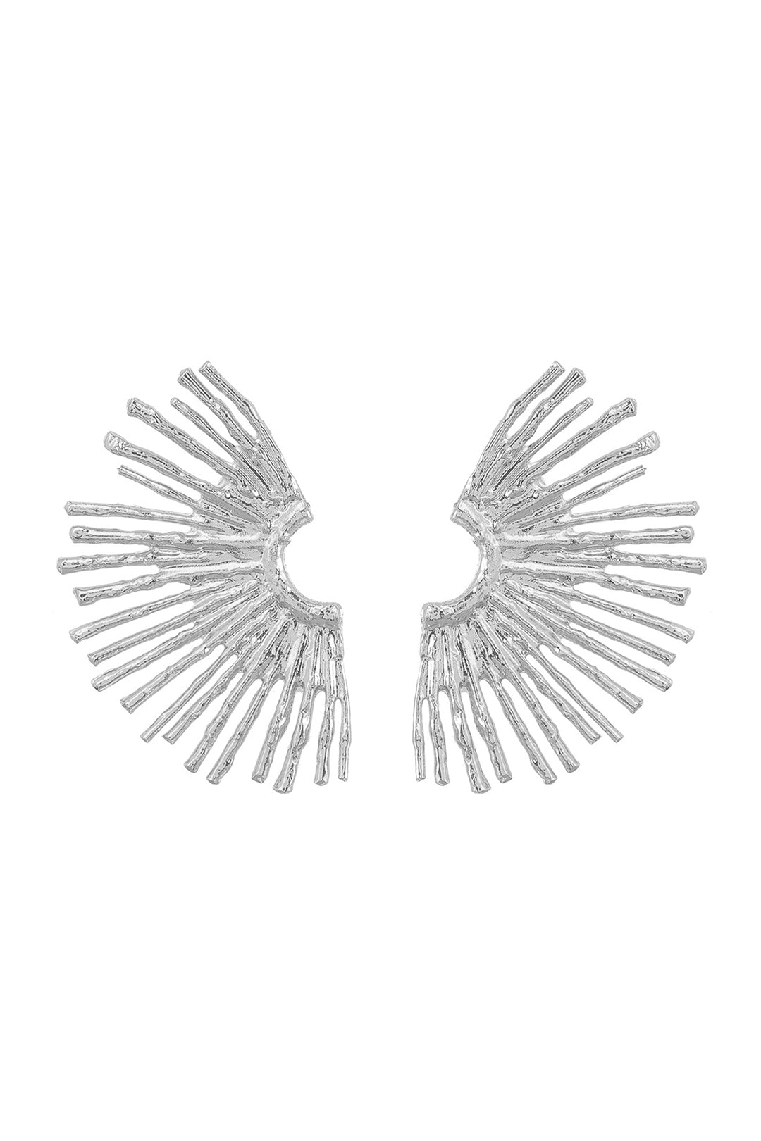 Elegantes pendientes de metal con delicado borde ondulado