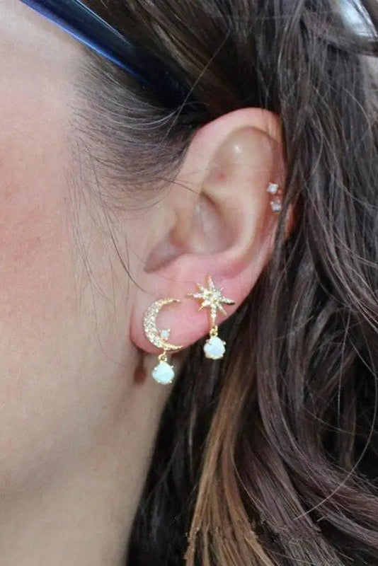 Elegantes Pendientes de Luna y Estrella en Oro para un Toque de Brillo y Encanto