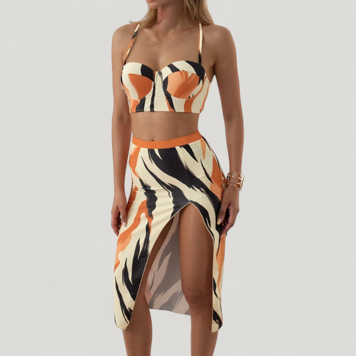 Conjunto de baño de tres piezas para mujer de Mara Swim, con top de bikini estampado con aros, braguita de cintura alta y pareo a juego con abertura lateral
