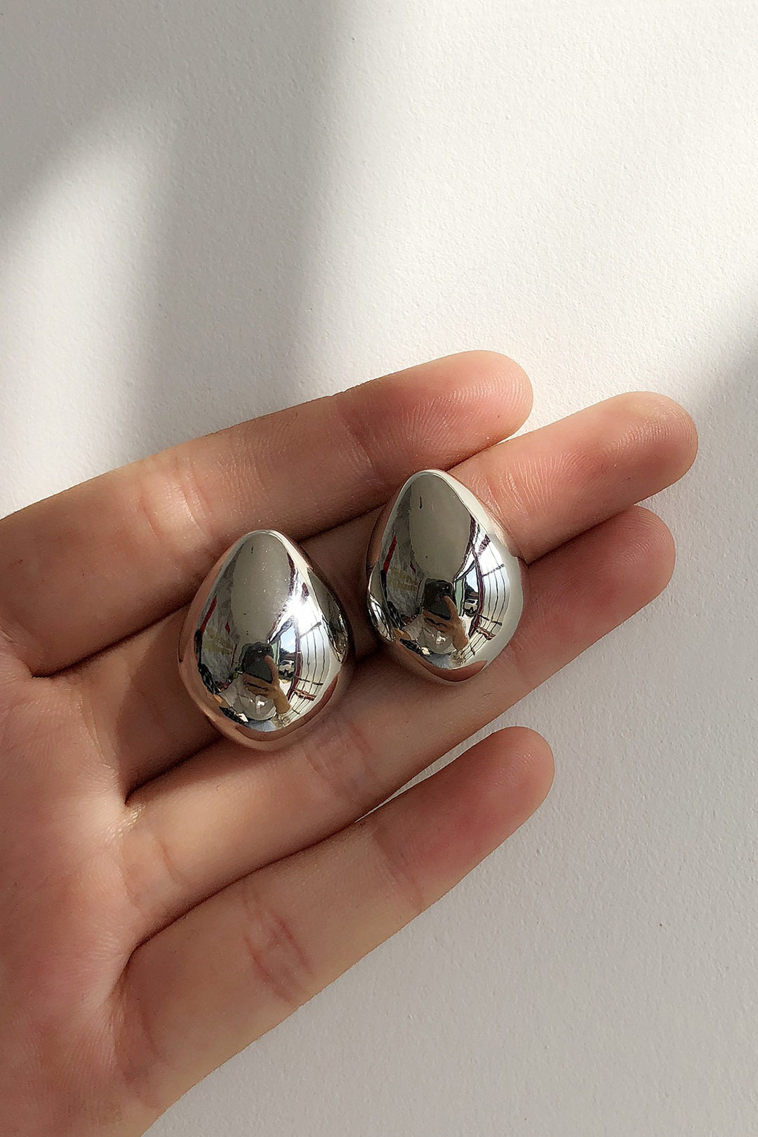 Elegantes pendientes metálicos en forma de lágrima para un toque sofisticado