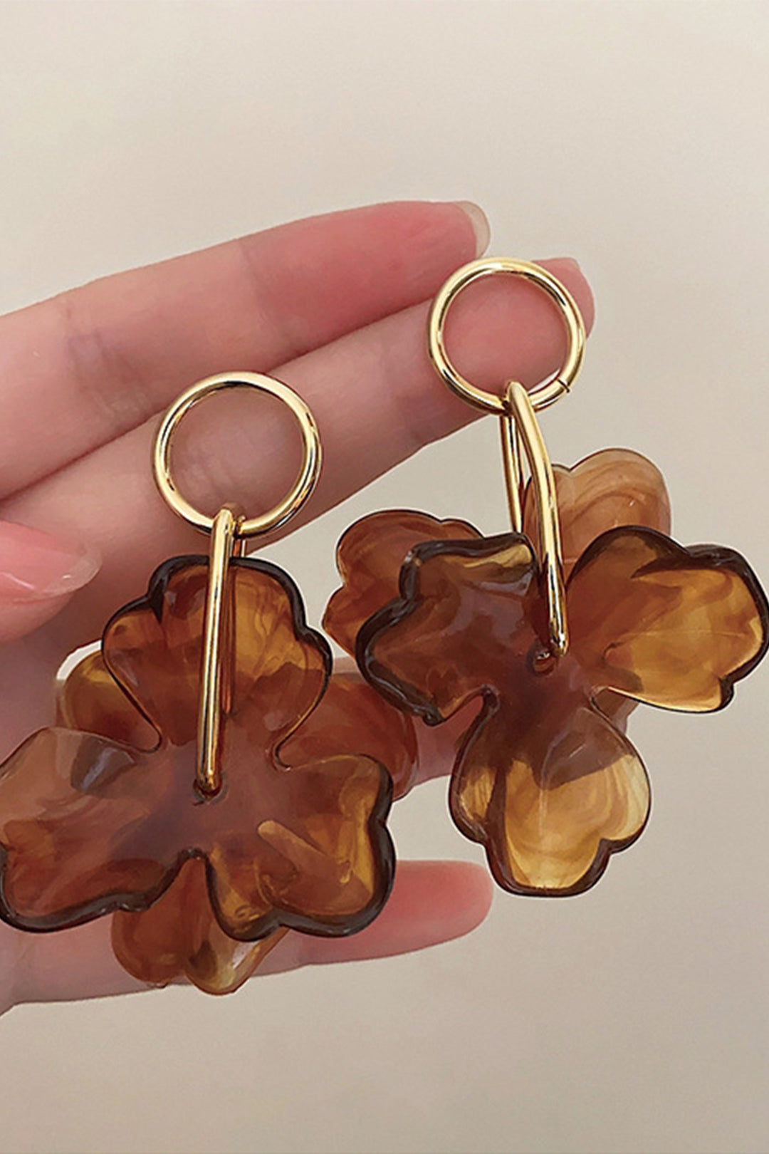 Elegantes pendientes con colgante de flor para un toque de belleza natural