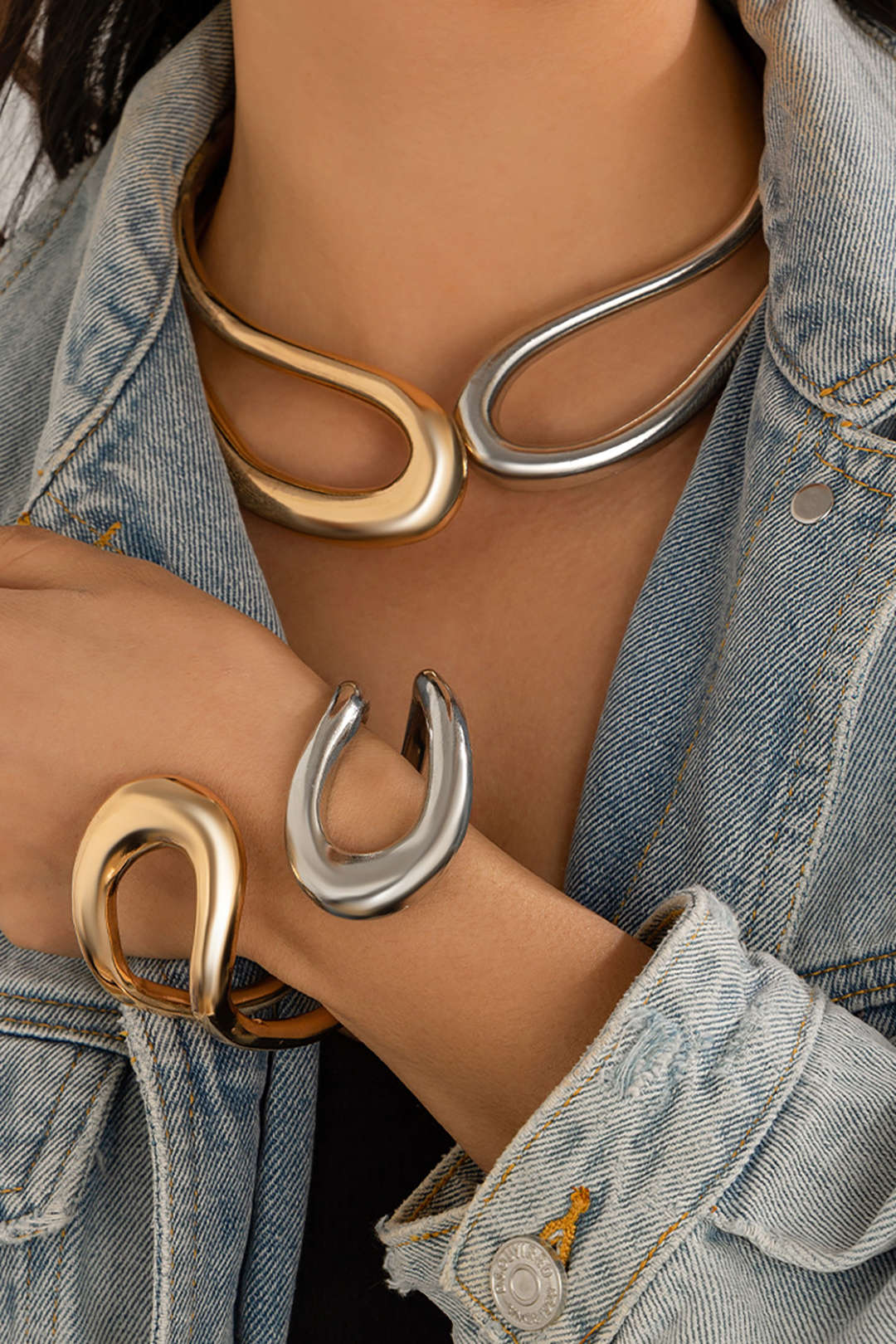 Pulsera Asimétrica Elegante con Diseño Recortado