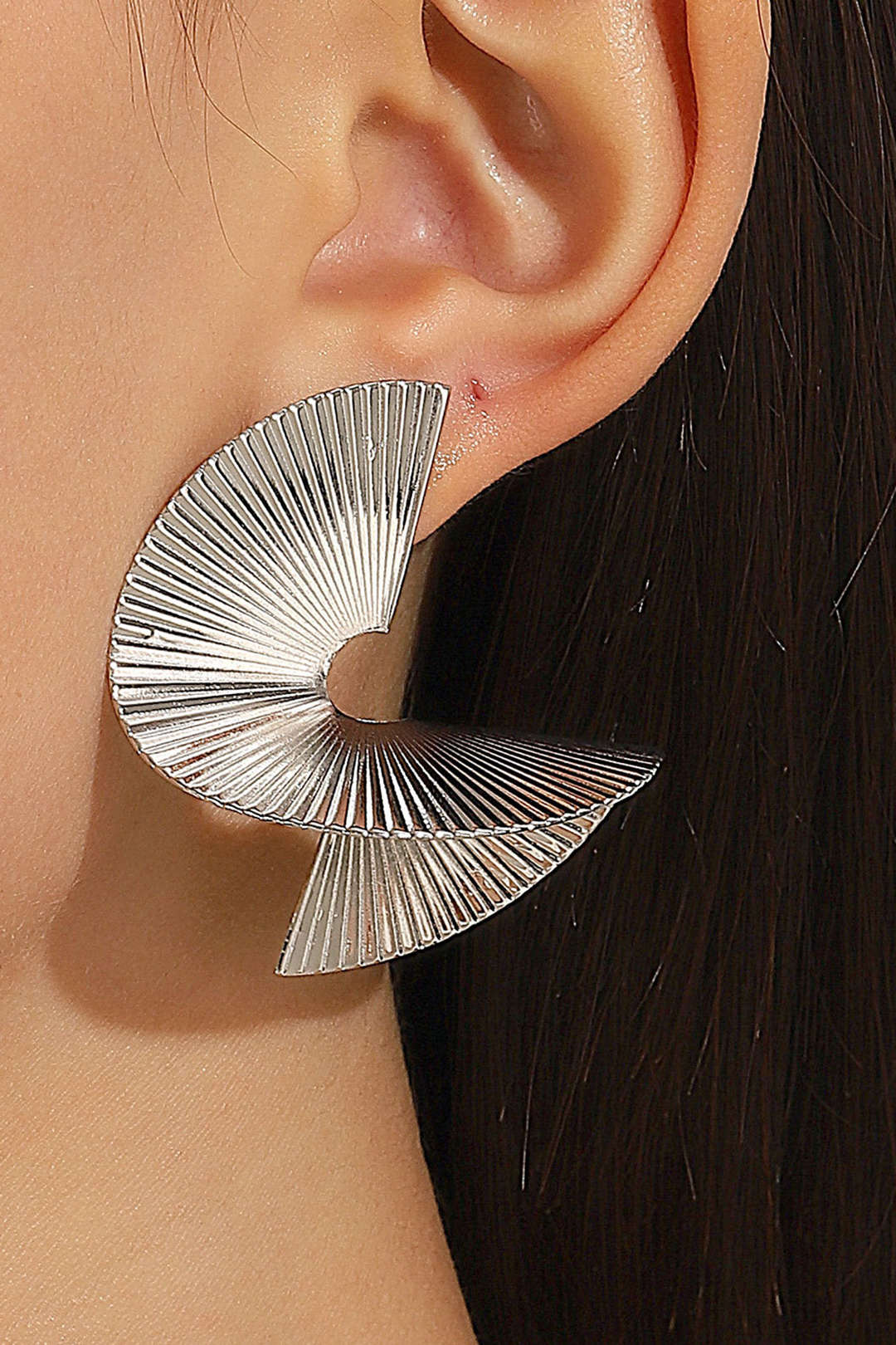 Elegantes Pendientes de Metal con Acabado Plisado para un Estilo Sofisticado
