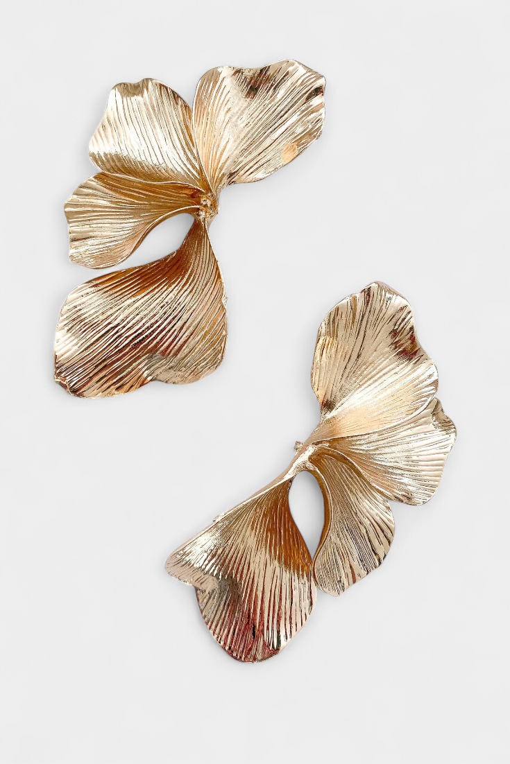 Elegantes Pendientes Colgantes con Detalle de Hoja en Metal Texturizado