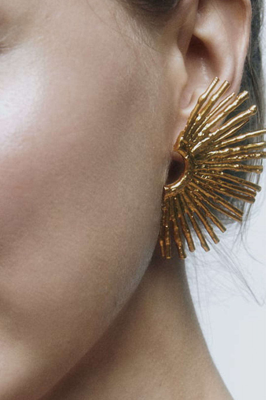 Elegantes pendientes de metal con delicado borde ondulado