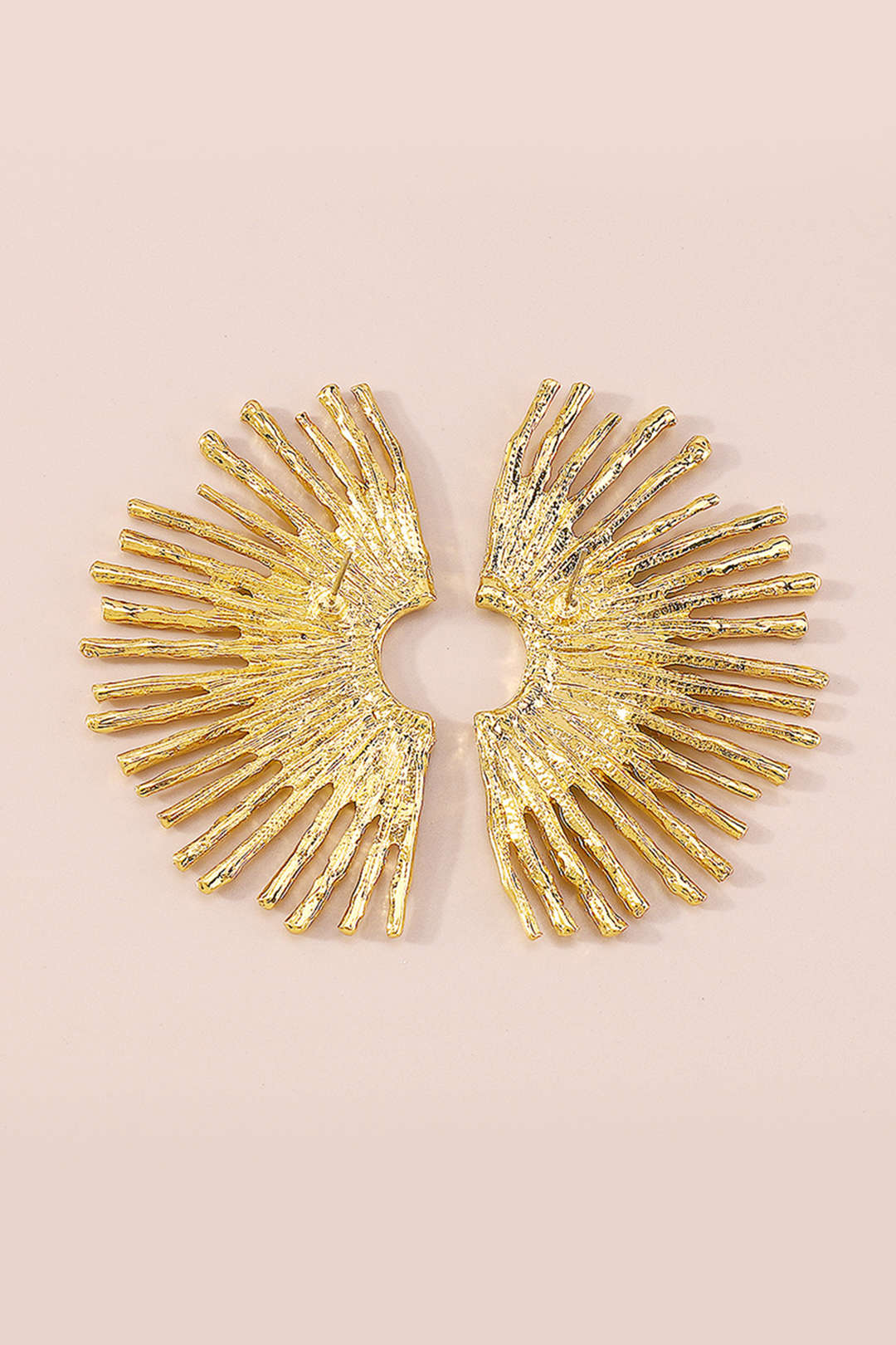 Elegantes pendientes de metal con delicado borde ondulado