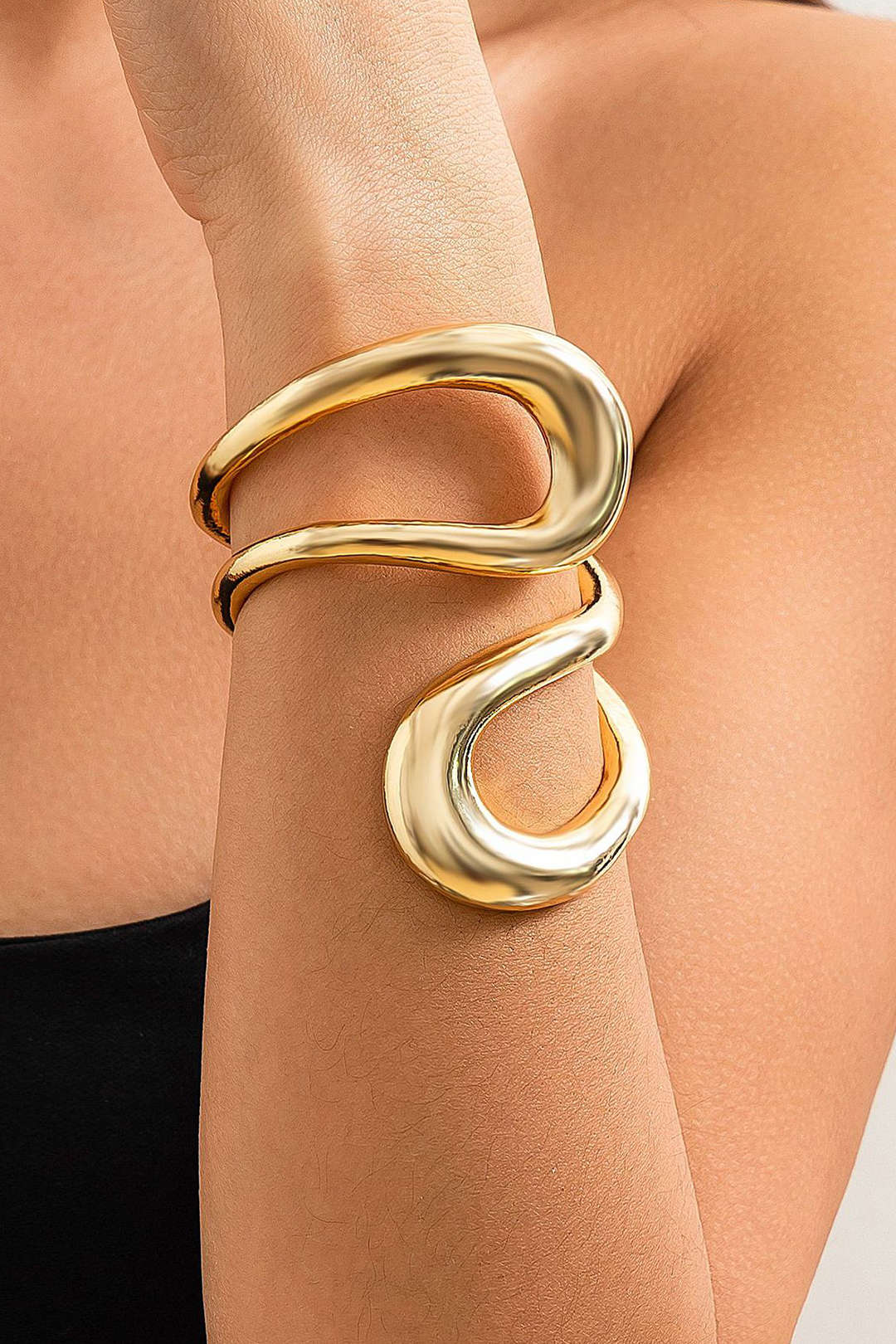 Pulsera Asimétrica Elegante con Diseño Recortado
