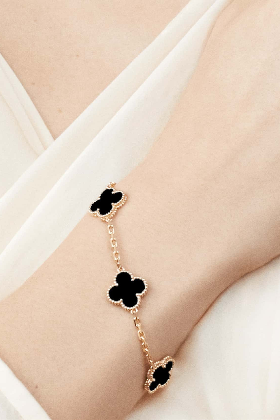 Pulsera de Trébol con Diseño Elegante y Acabado en Baño de Oro