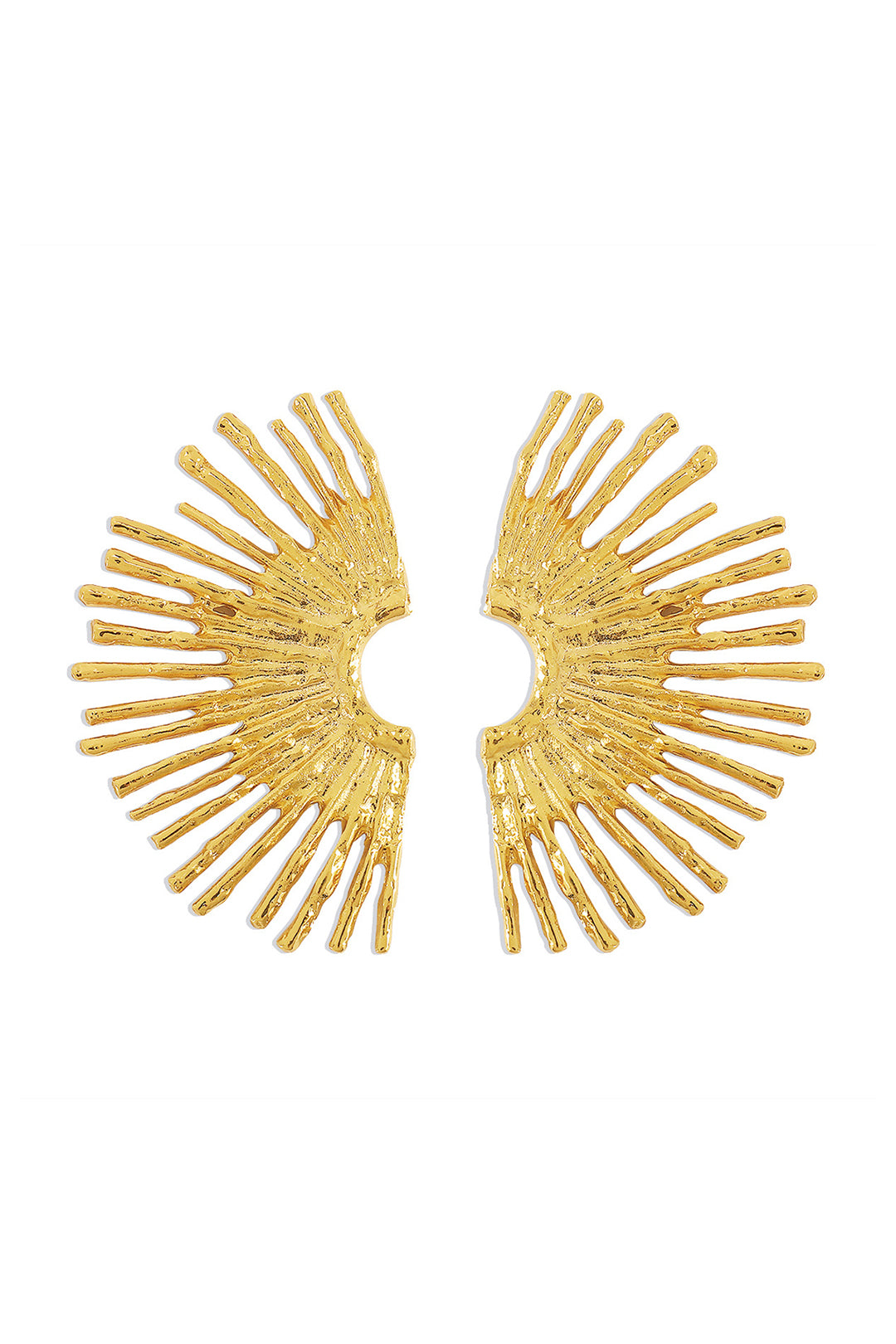 Elegantes pendientes de metal con delicado borde ondulado