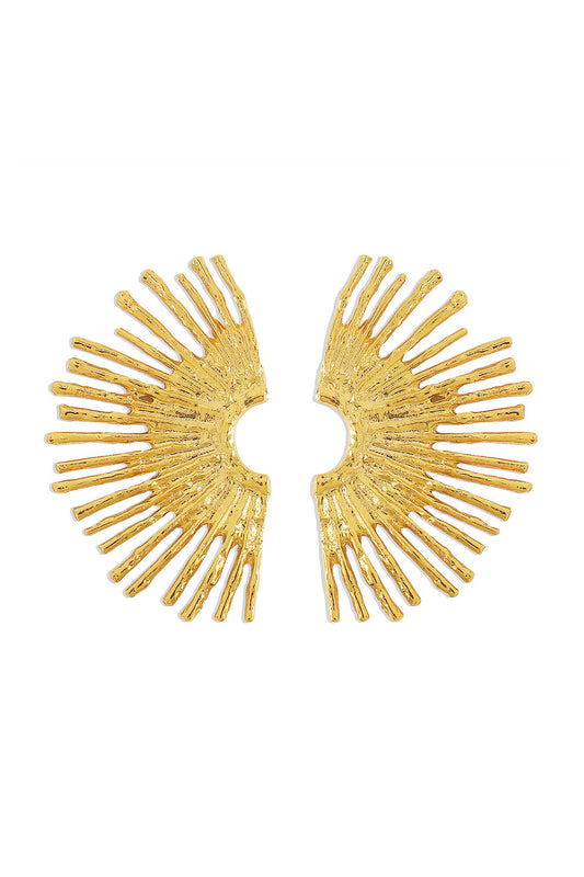 Elegantes pendientes de metal con delicado borde ondulado