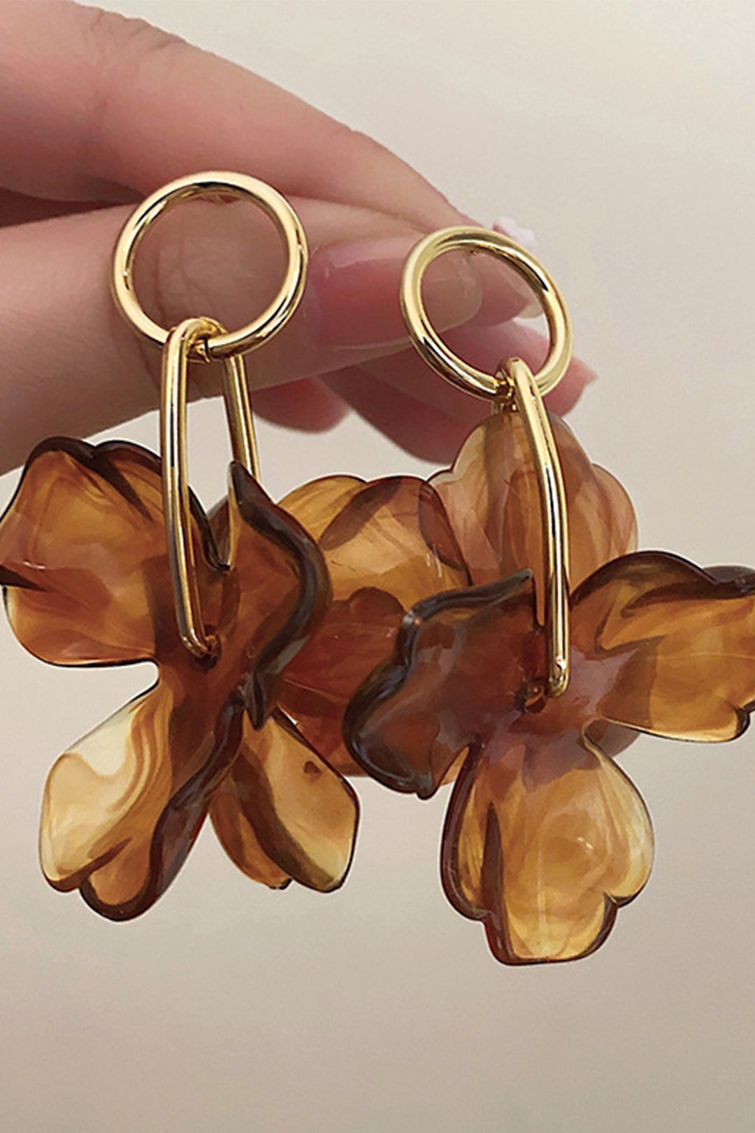 Elegantes pendientes con colgante de flor para un toque de belleza natural