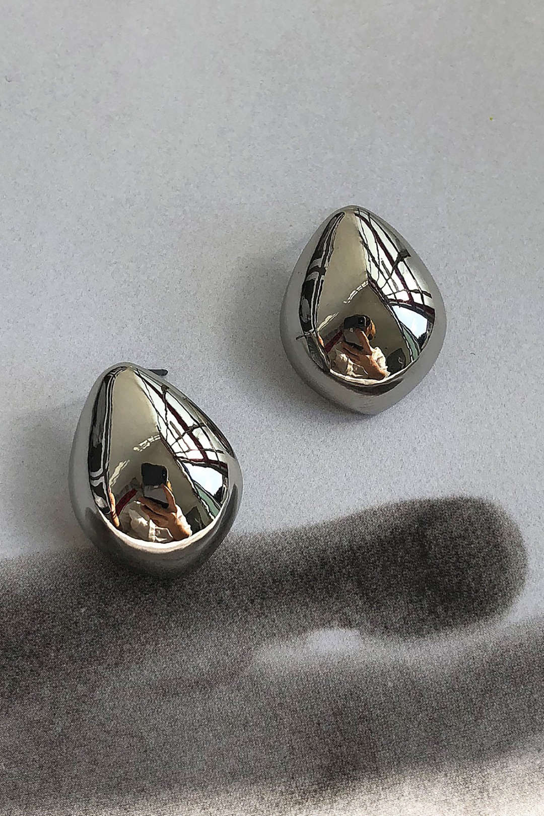 Elegantes pendientes metálicos en forma de lágrima para un toque sofisticado