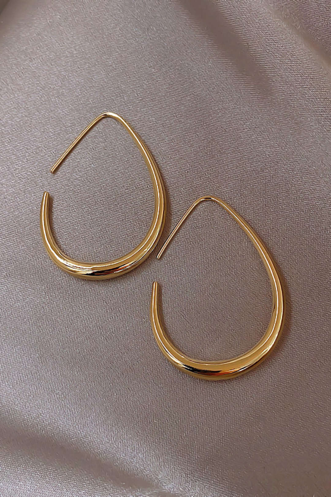 Elegantes pendientes ovalados de metal para un toque sofisticado