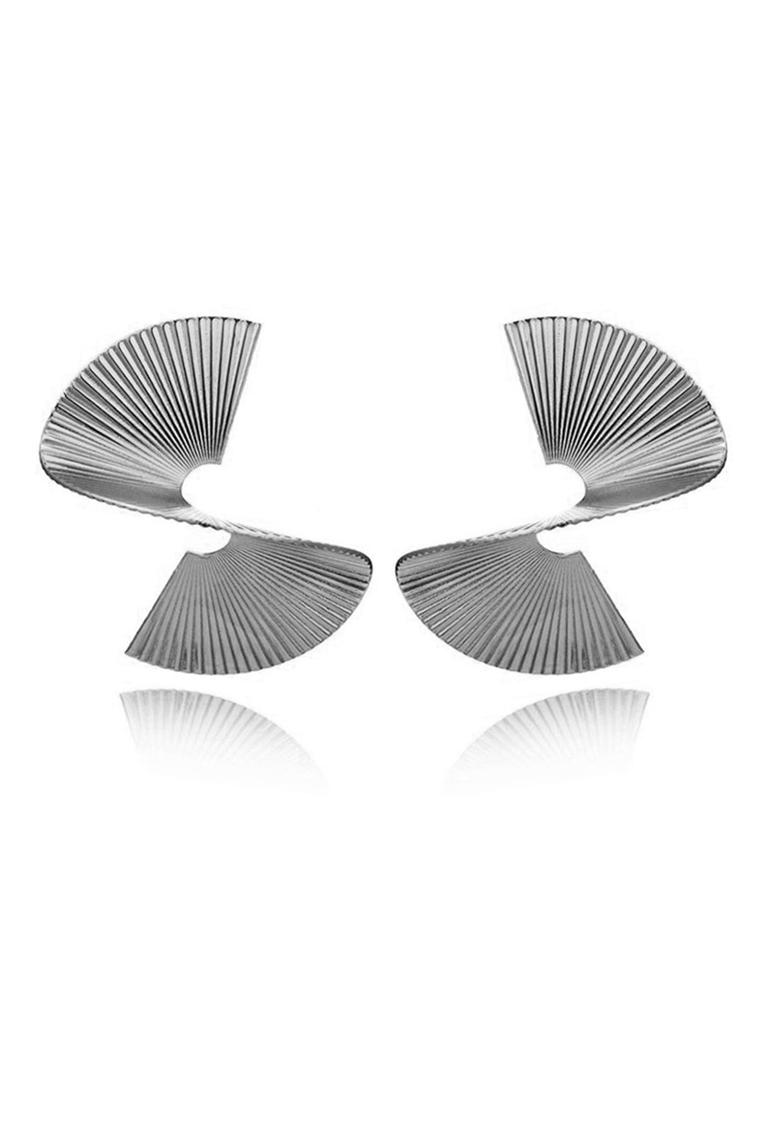 Elegantes Pendientes de Metal con Acabado Plisado para un Estilo Sofisticado