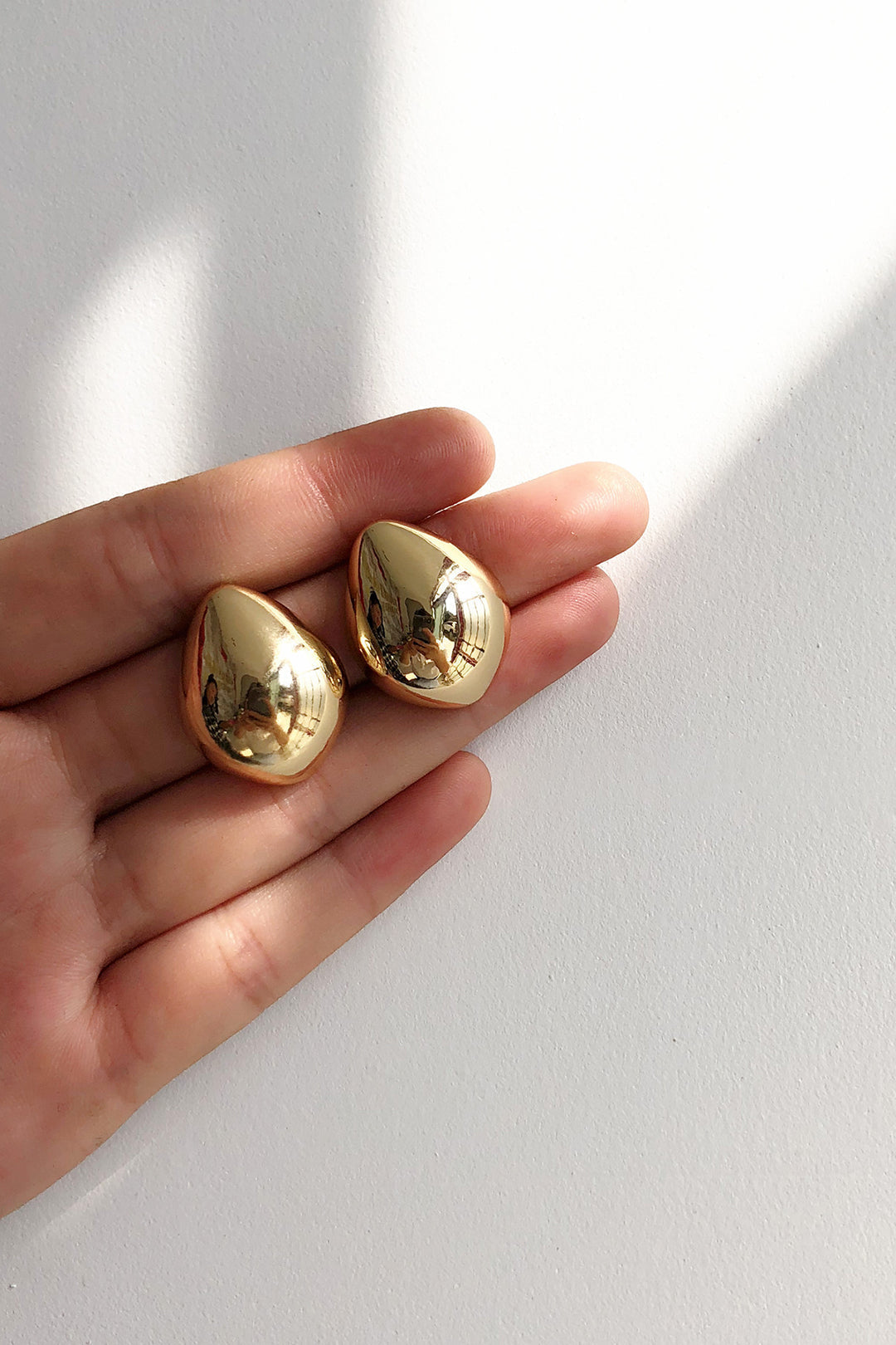 Elegantes pendientes metálicos en forma de lágrima para un toque sofisticado