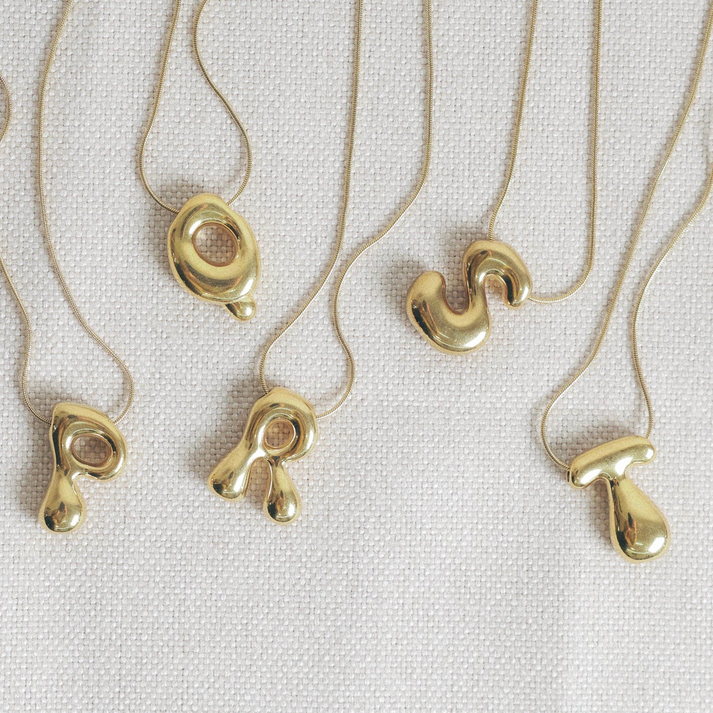 Tu Letra, Tu Brillo – Collar con Baño de Oro 18K