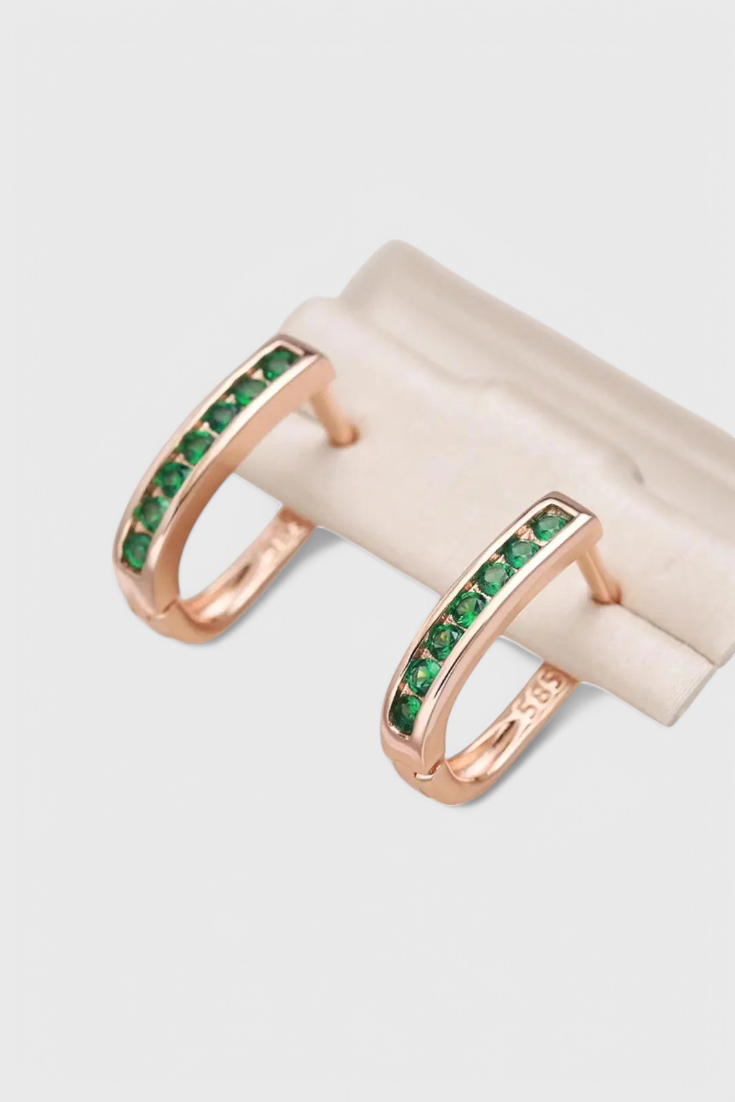 Elegantes pendientes de esmeralda y diamante en oro de lujo