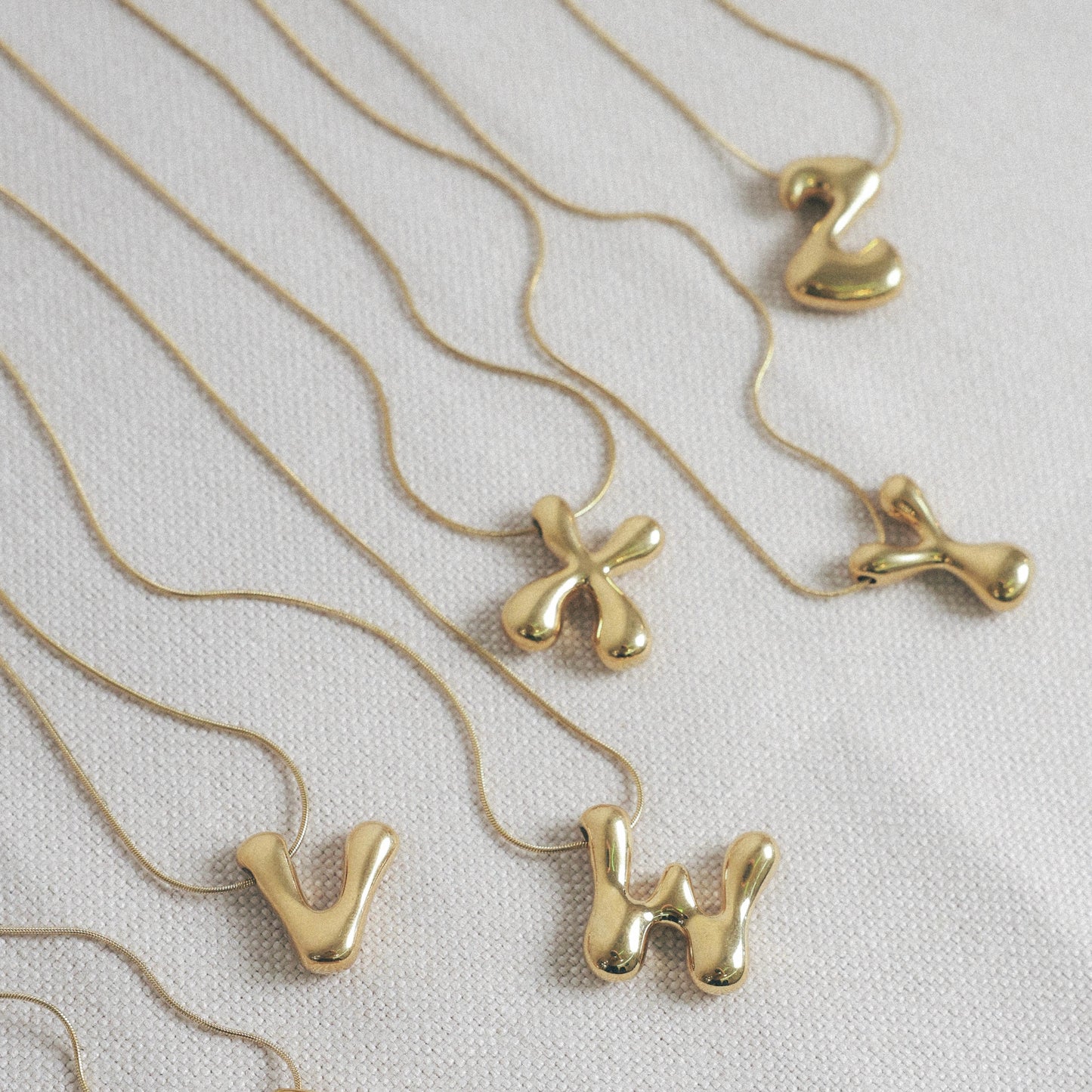 Tu Letra, Tu Brillo – Collar con Baño de Oro 18K