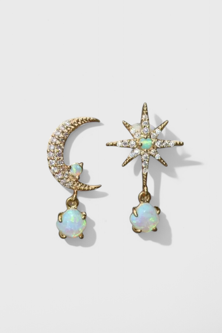 Elegantes Pendientes de Luna y Estrella en Oro para un Toque de Brillo y Encanto