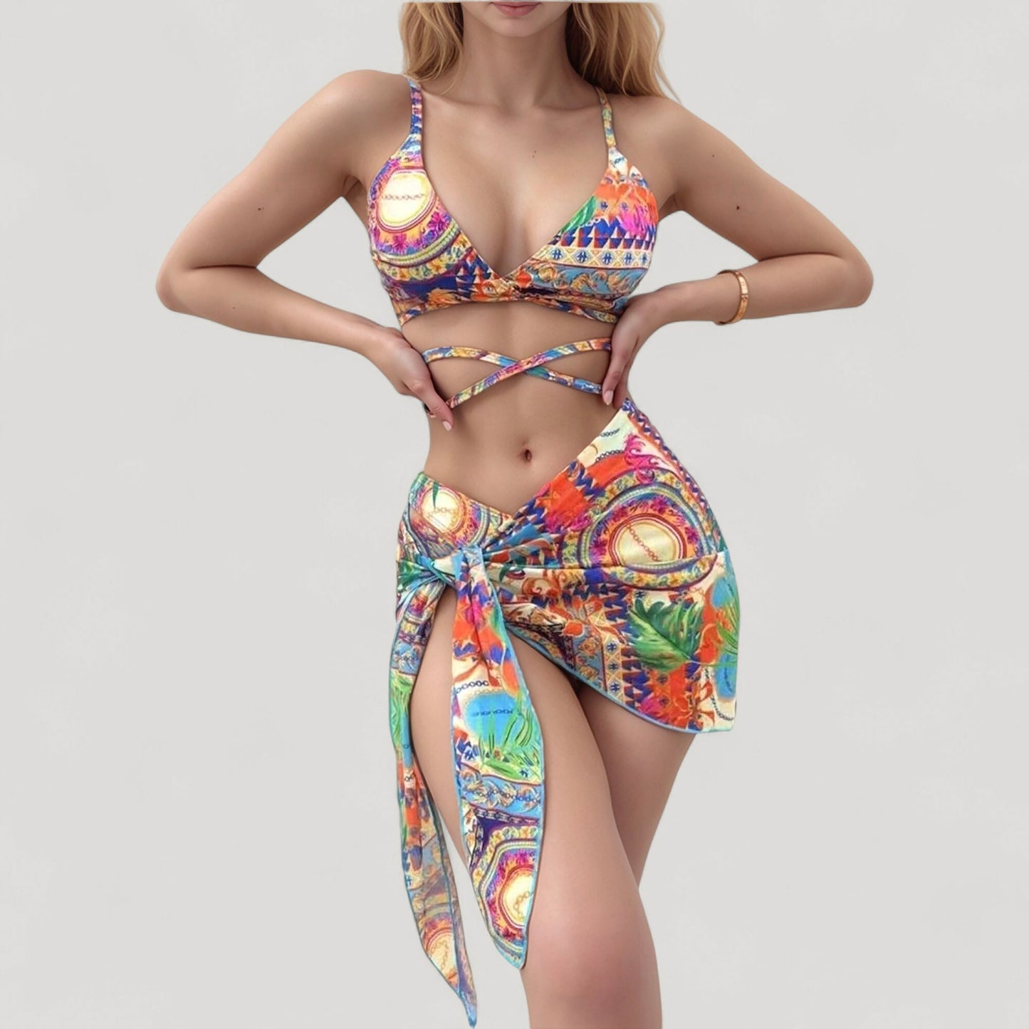Bikini estampado para mujer de Mara Swim con tirantes cruzados y pareo a juego con minifalda con lazo lateral