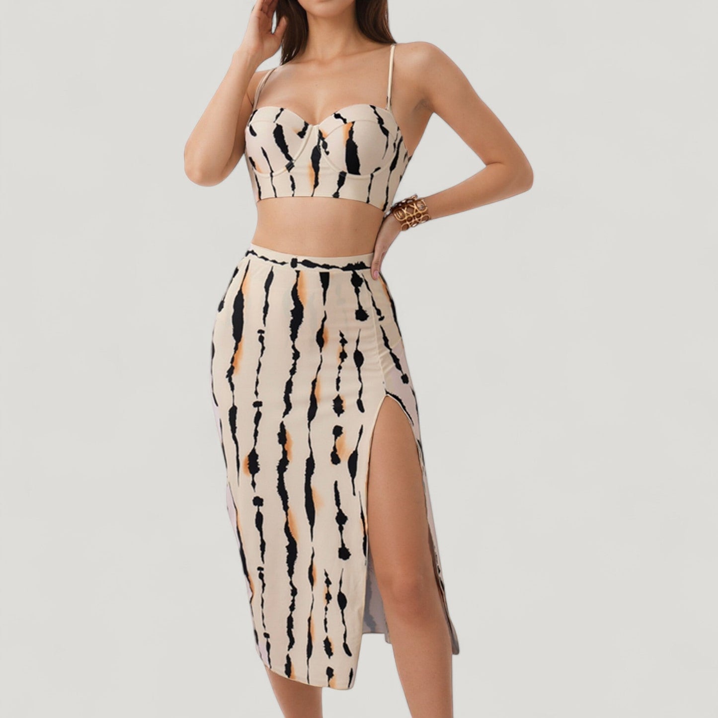 Conjunto de baño de tres piezas para mujer de Mara Swim, con top de bikini estampado con aros, braguita de cintura alta y pareo a juego con abertura lateral