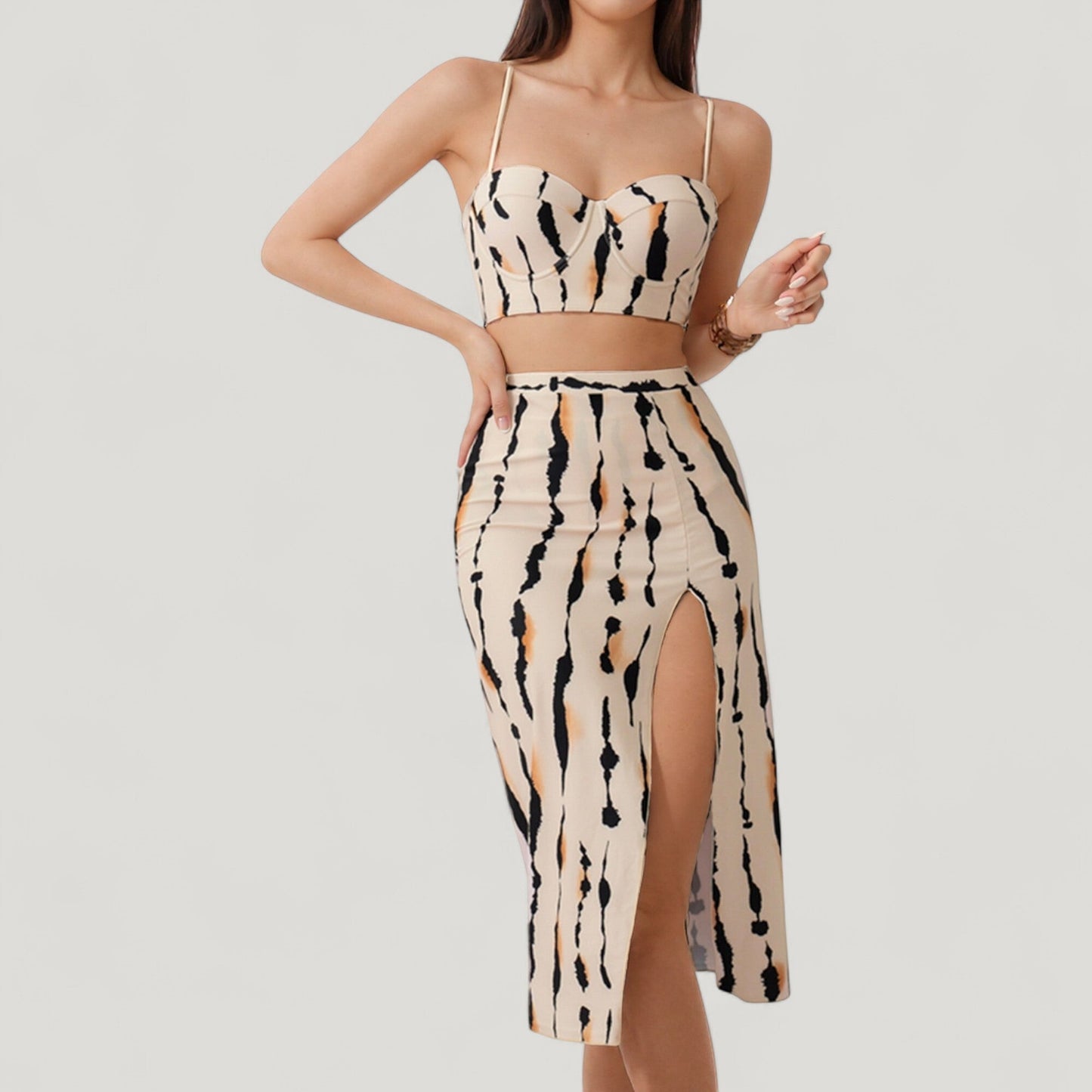 Conjunto de baño de tres piezas para mujer de Mara Swim, con top de bikini estampado con aros, braguita de cintura alta y pareo a juego con abertura lateral