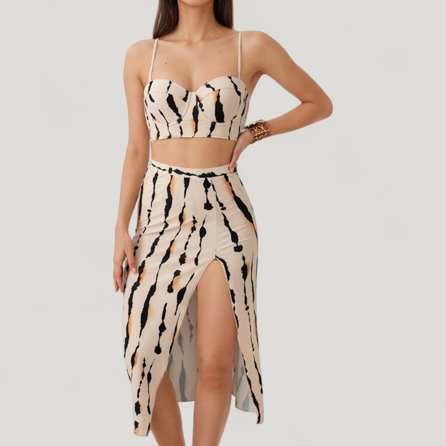 Conjunto de baño de tres piezas para mujer de Mara Swim, con top de bikini estampado con aros, braguita de cintura alta y pareo a juego con abertura lateral