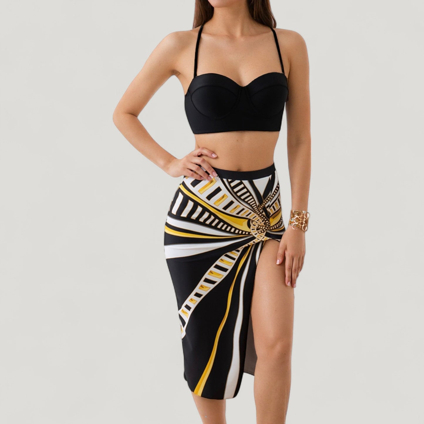 Conjunto de baño de tres piezas para mujer de Mara Swim, con top de bikini estampado con aros, braguita de cintura alta y pareo a juego con abertura lateral