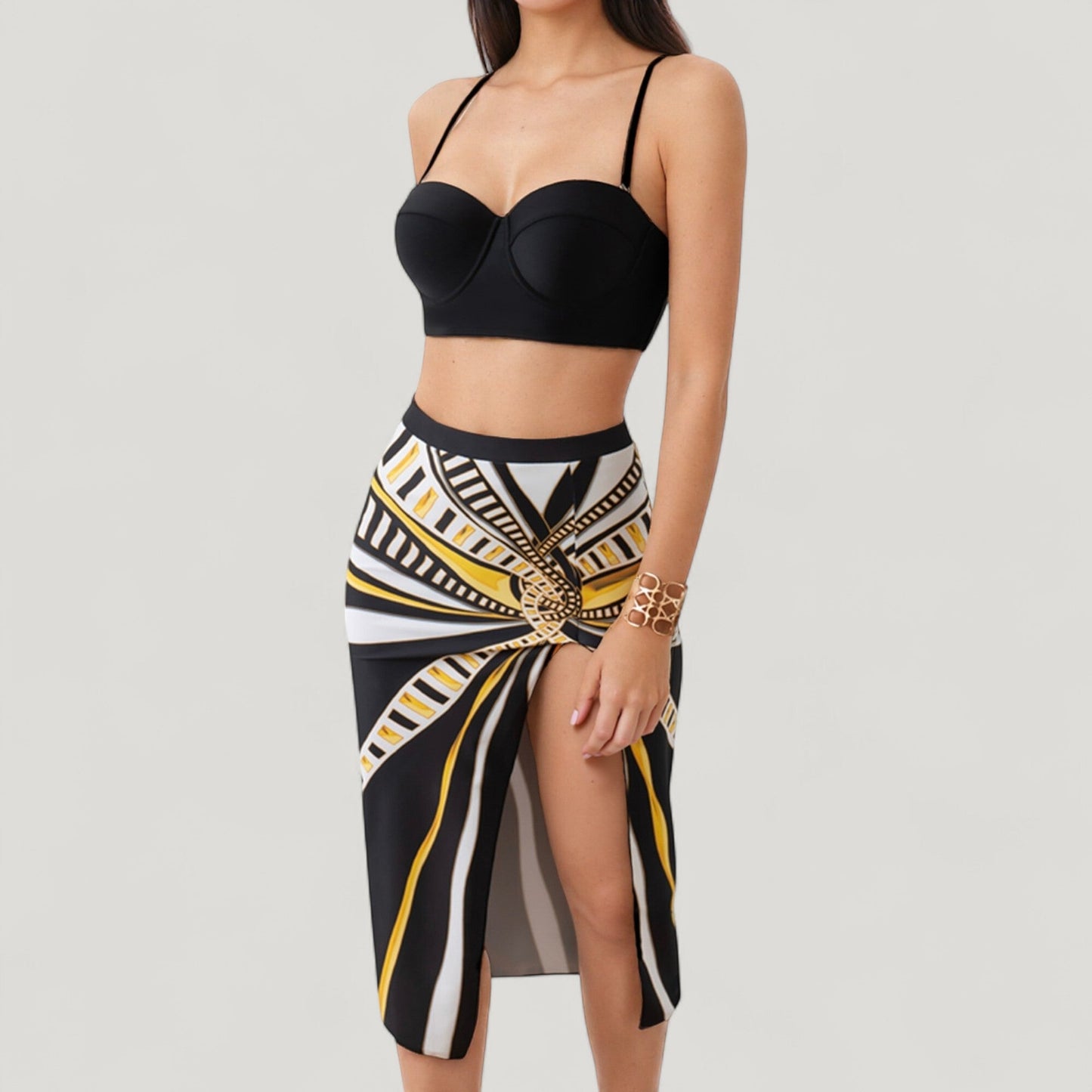 Conjunto de baño de tres piezas para mujer de Mara Swim, con top de bikini estampado con aros, braguita de cintura alta y pareo a juego con abertura lateral