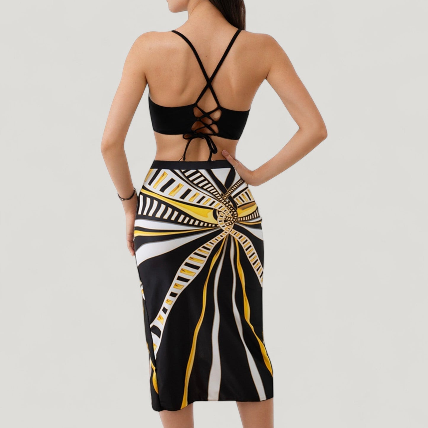 Conjunto de baño de tres piezas para mujer de Mara Swim, con top de bikini estampado con aros, braguita de cintura alta y pareo a juego con abertura lateral
