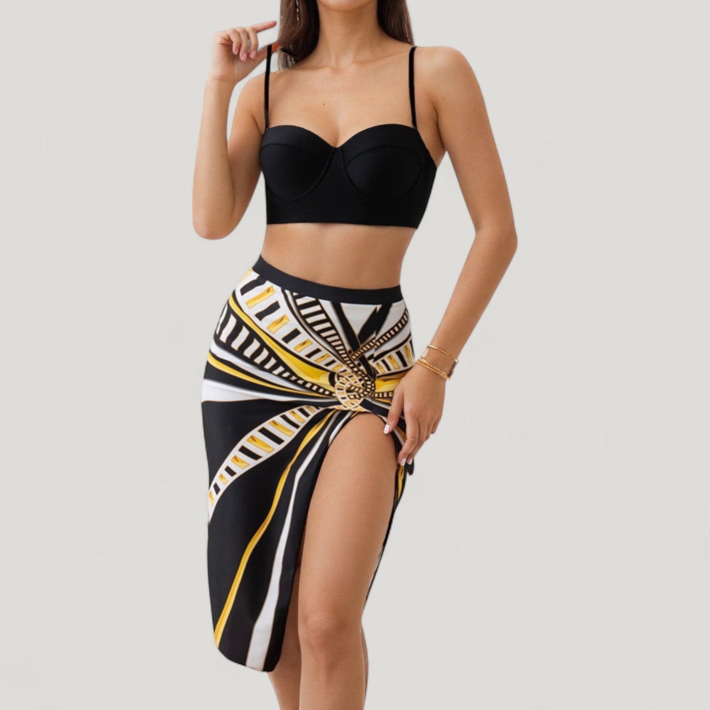 Conjunto de baño de tres piezas para mujer de Mara Swim, con top de bikini estampado con aros, braguita de cintura alta y pareo a juego con abertura lateral