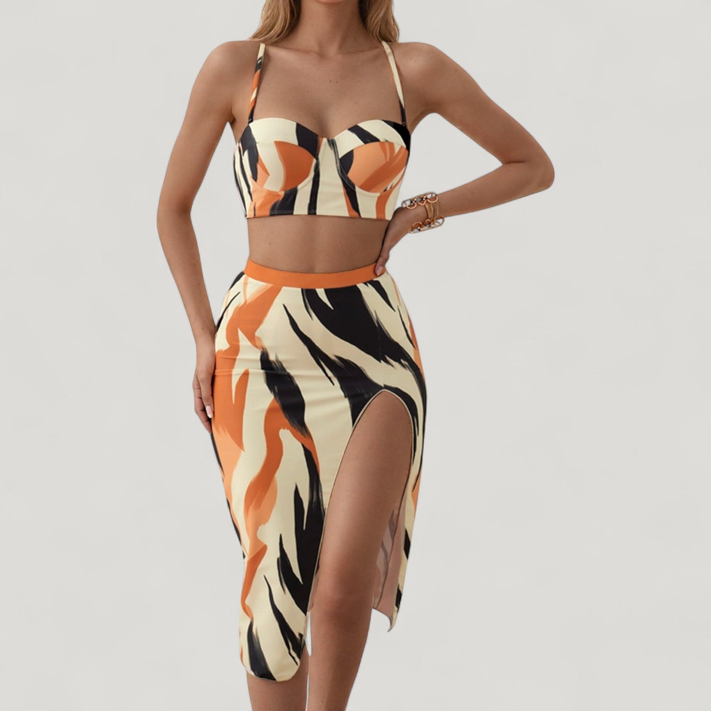 Conjunto de baño de tres piezas para mujer de Mara Swim, con top de bikini estampado con aros, braguita de cintura alta y pareo a juego con abertura lateral