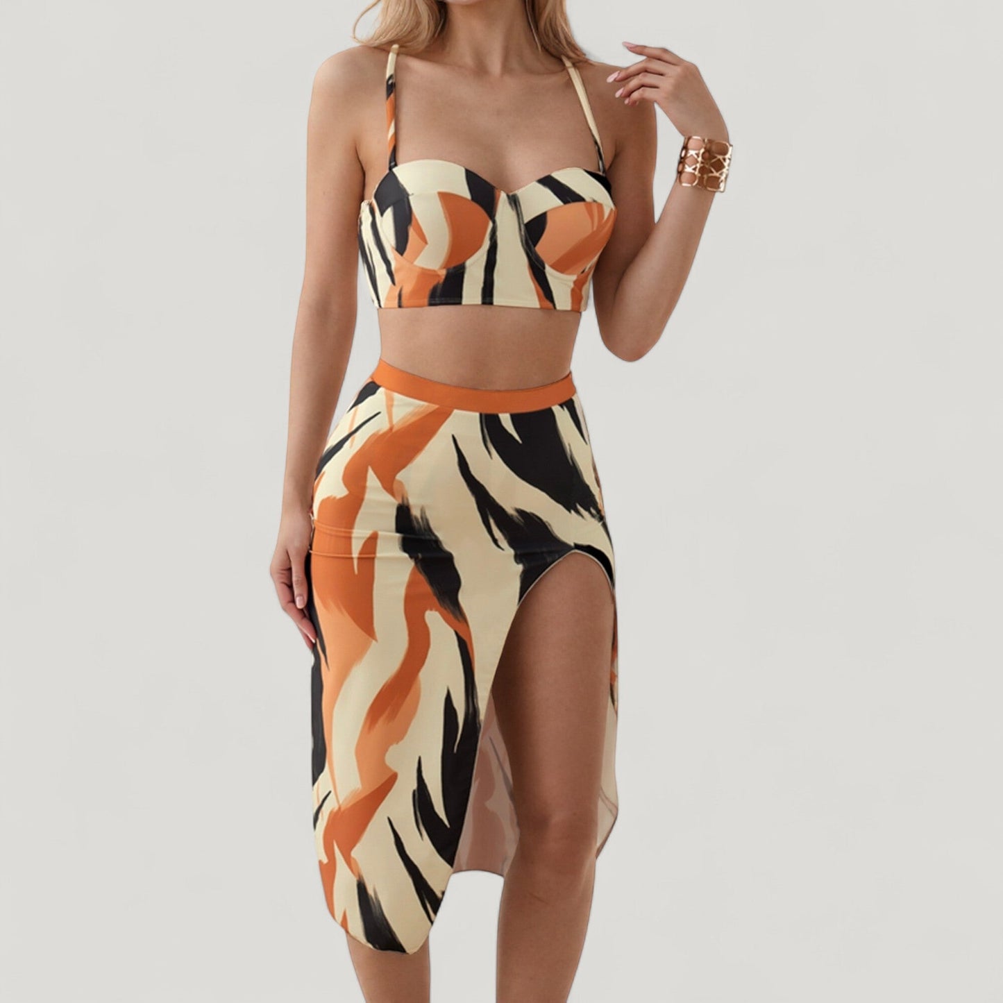 Conjunto de baño de tres piezas para mujer de Mara Swim, con top de bikini estampado con aros, braguita de cintura alta y pareo a juego con abertura lateral