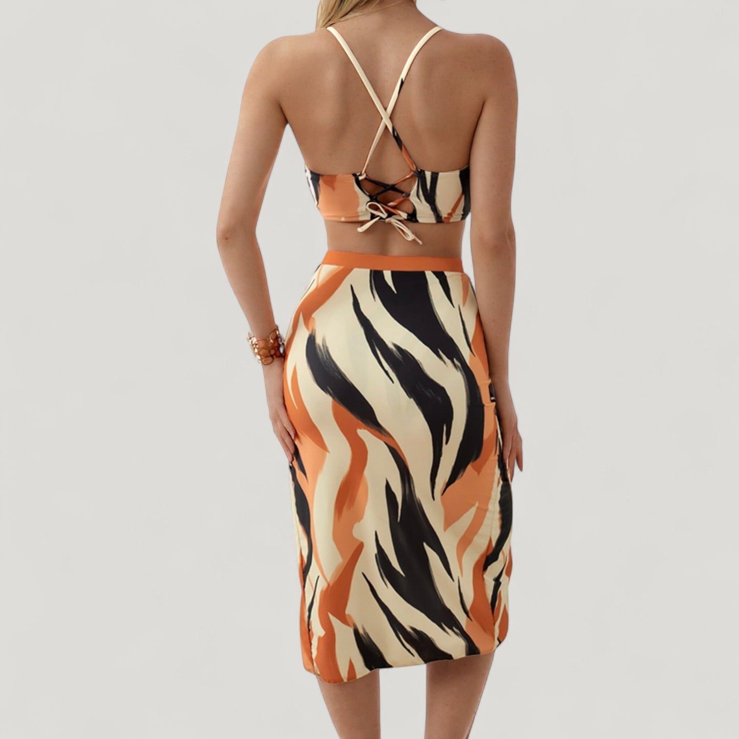 Conjunto de baño de tres piezas para mujer de Mara Swim, con top de bikini estampado con aros, braguita de cintura alta y pareo a juego con abertura lateral