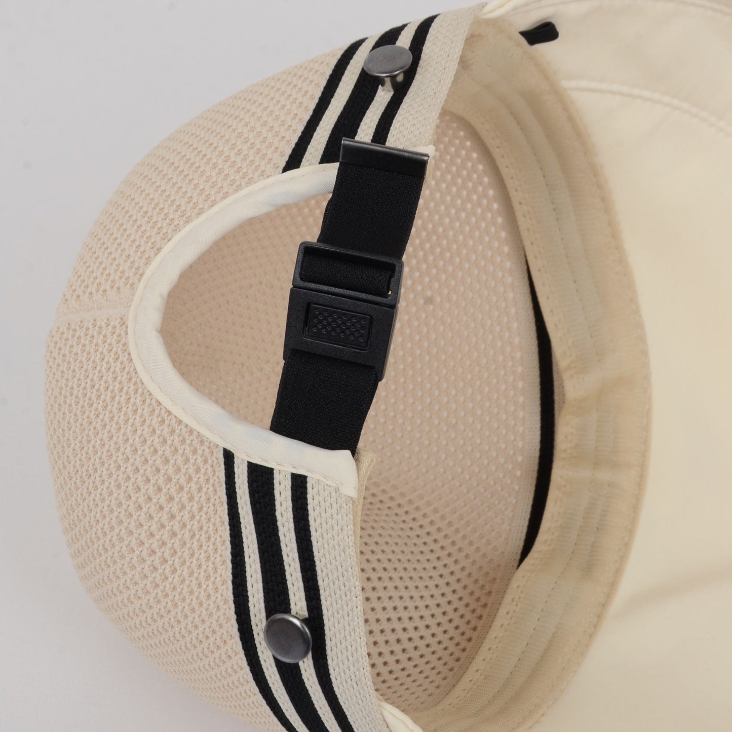 Gorra con visera de malla transpirable
