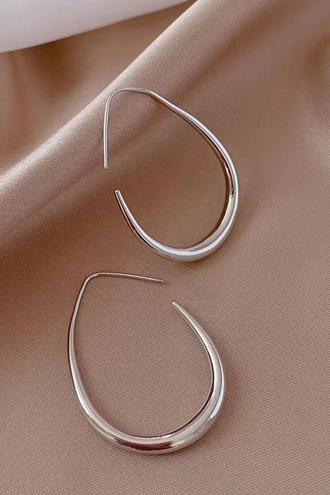 Elegantes pendientes ovalados de metal para un toque sofisticado