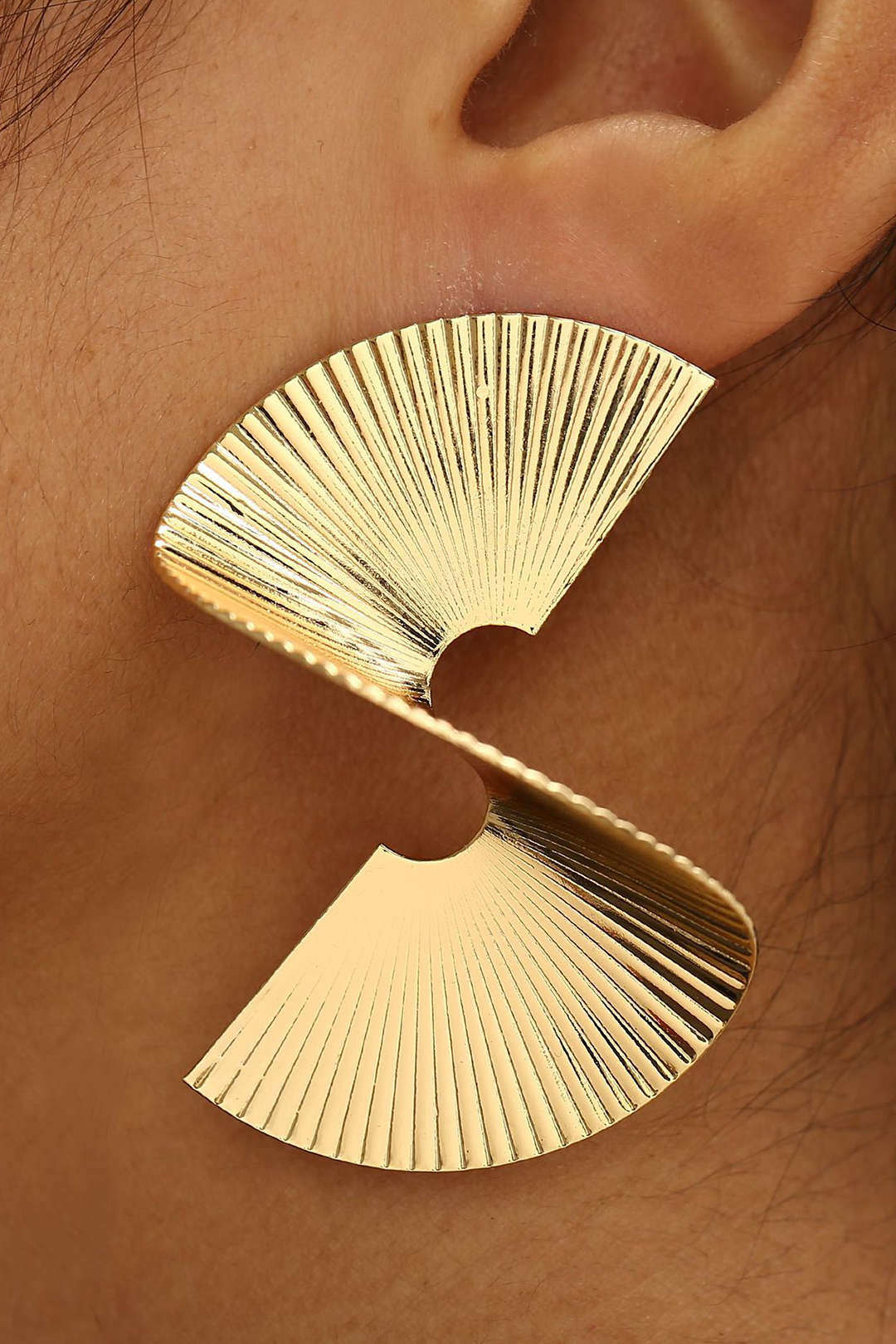 Elegantes Pendientes de Metal con Acabado Plisado para un Estilo Sofisticado