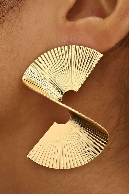 Elegantes Pendientes de Metal con Acabado Plisado para un Estilo Sofisticado