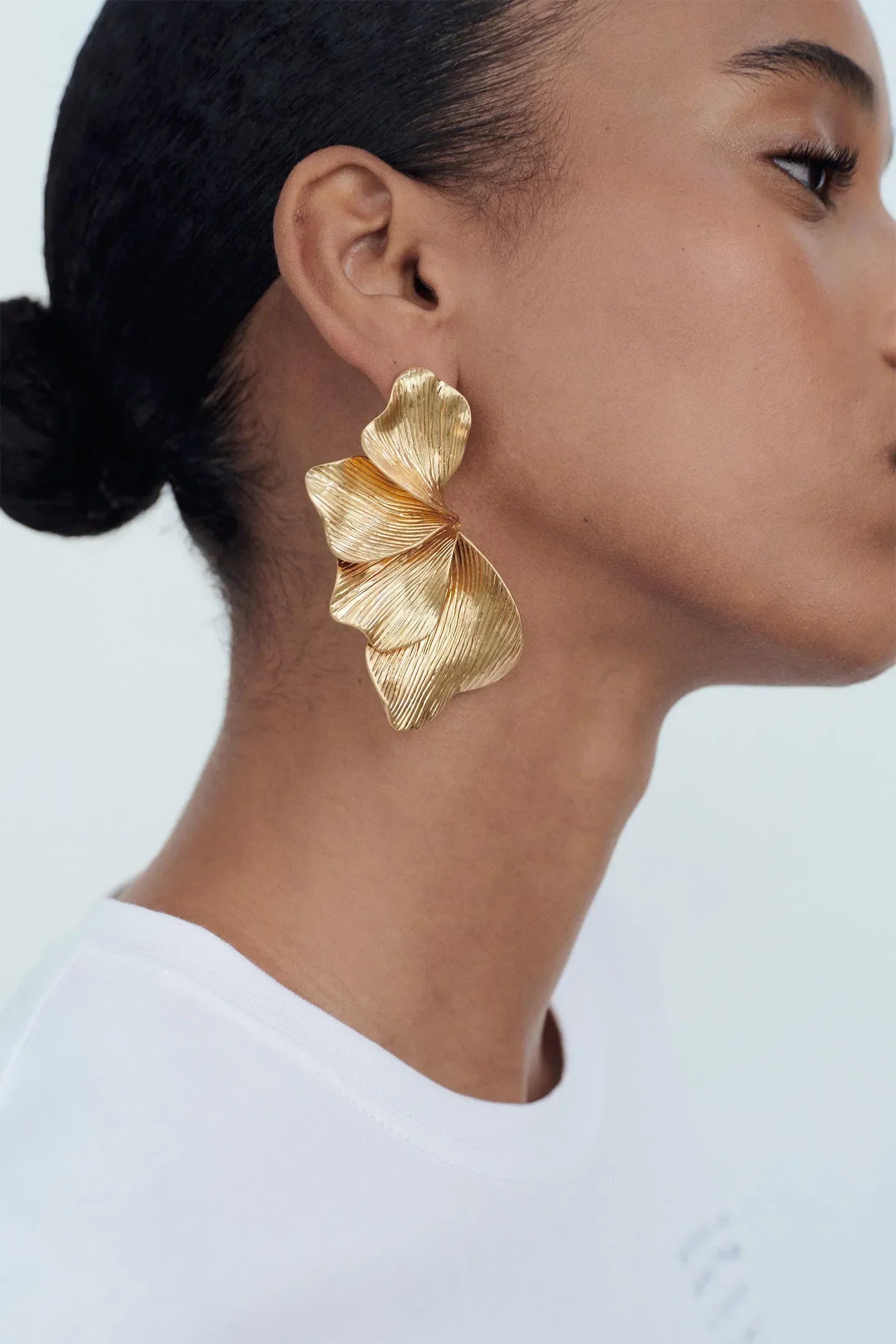 Elegantes Pendientes Colgantes con Detalle de Hoja en Metal Texturizado