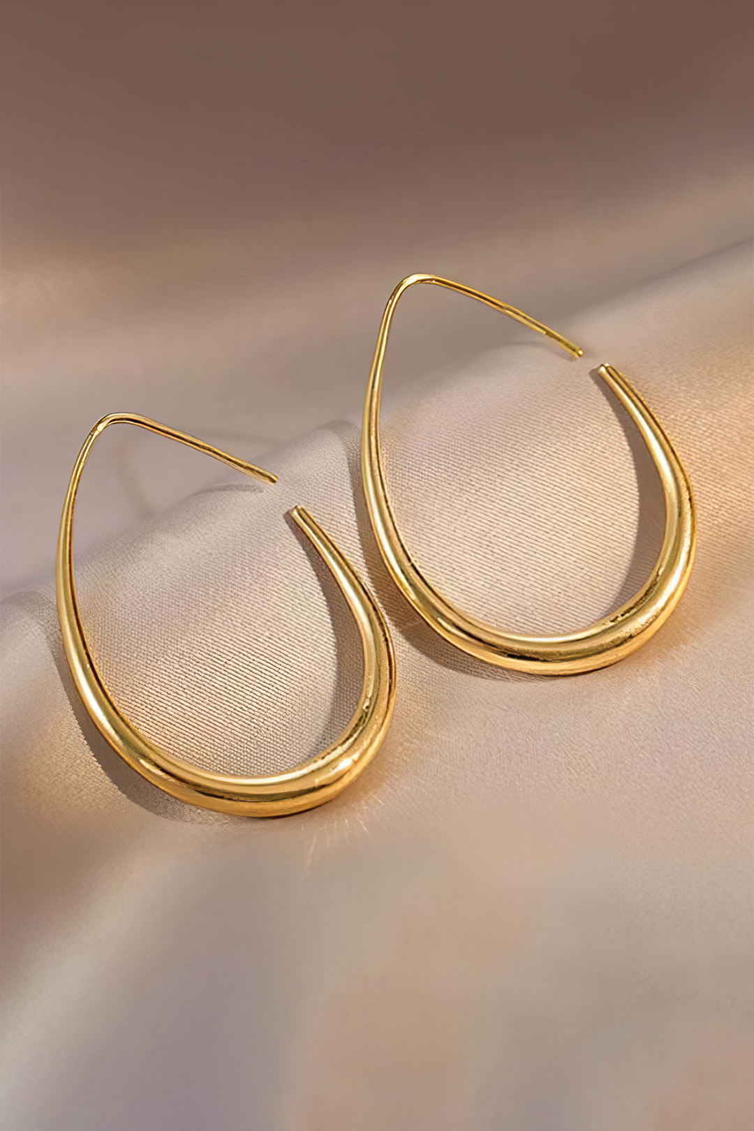 Elegantes pendientes ovalados de metal para un toque sofisticado