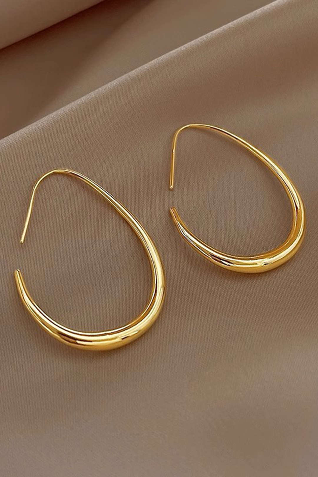 Elegantes pendientes ovalados de metal para un toque sofisticado