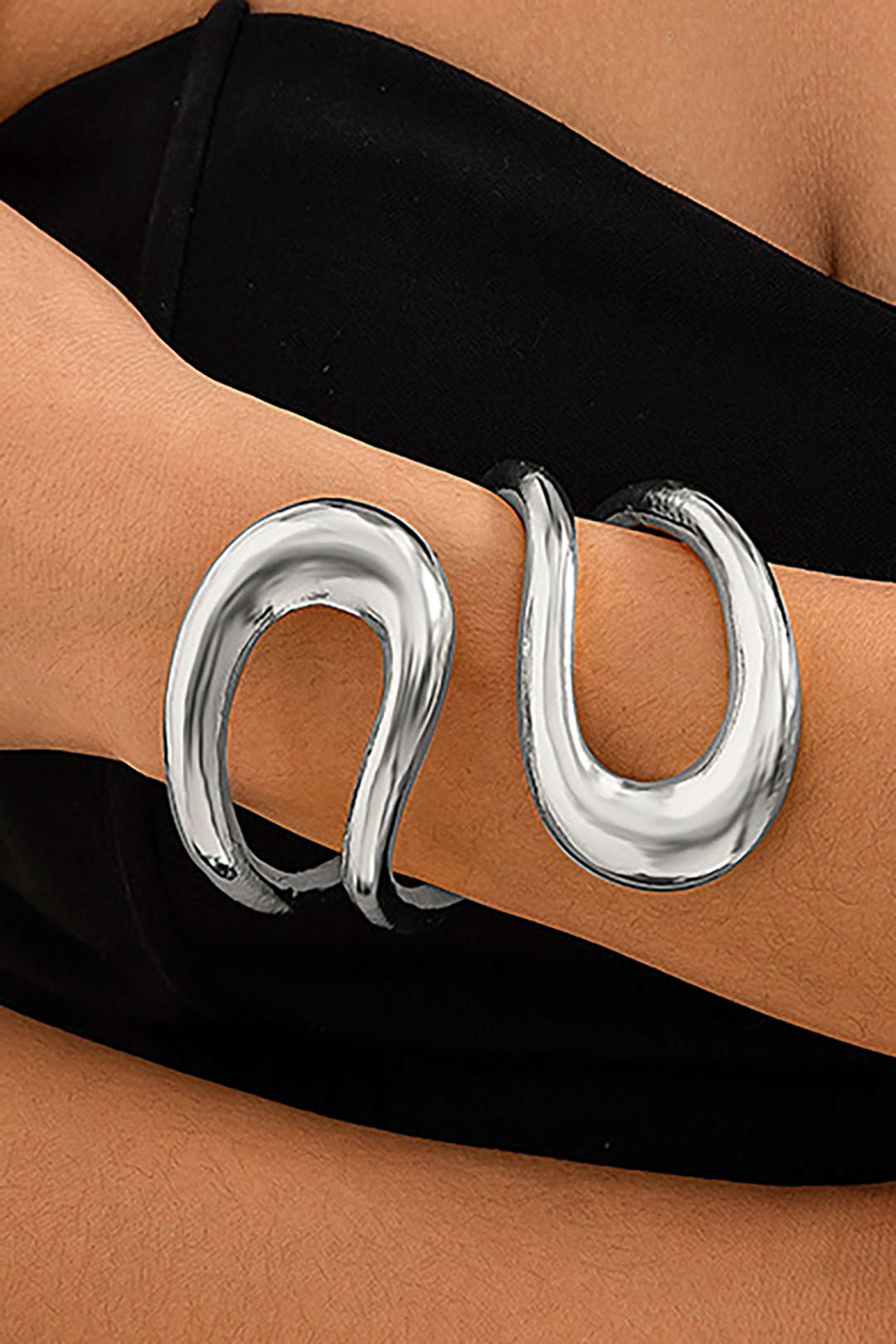 Pulsera Asimétrica Elegante con Diseño Recortado