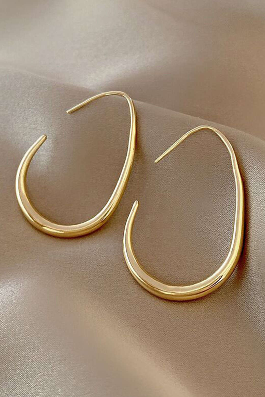 Elegantes pendientes ovalados de metal para un toque sofisticado