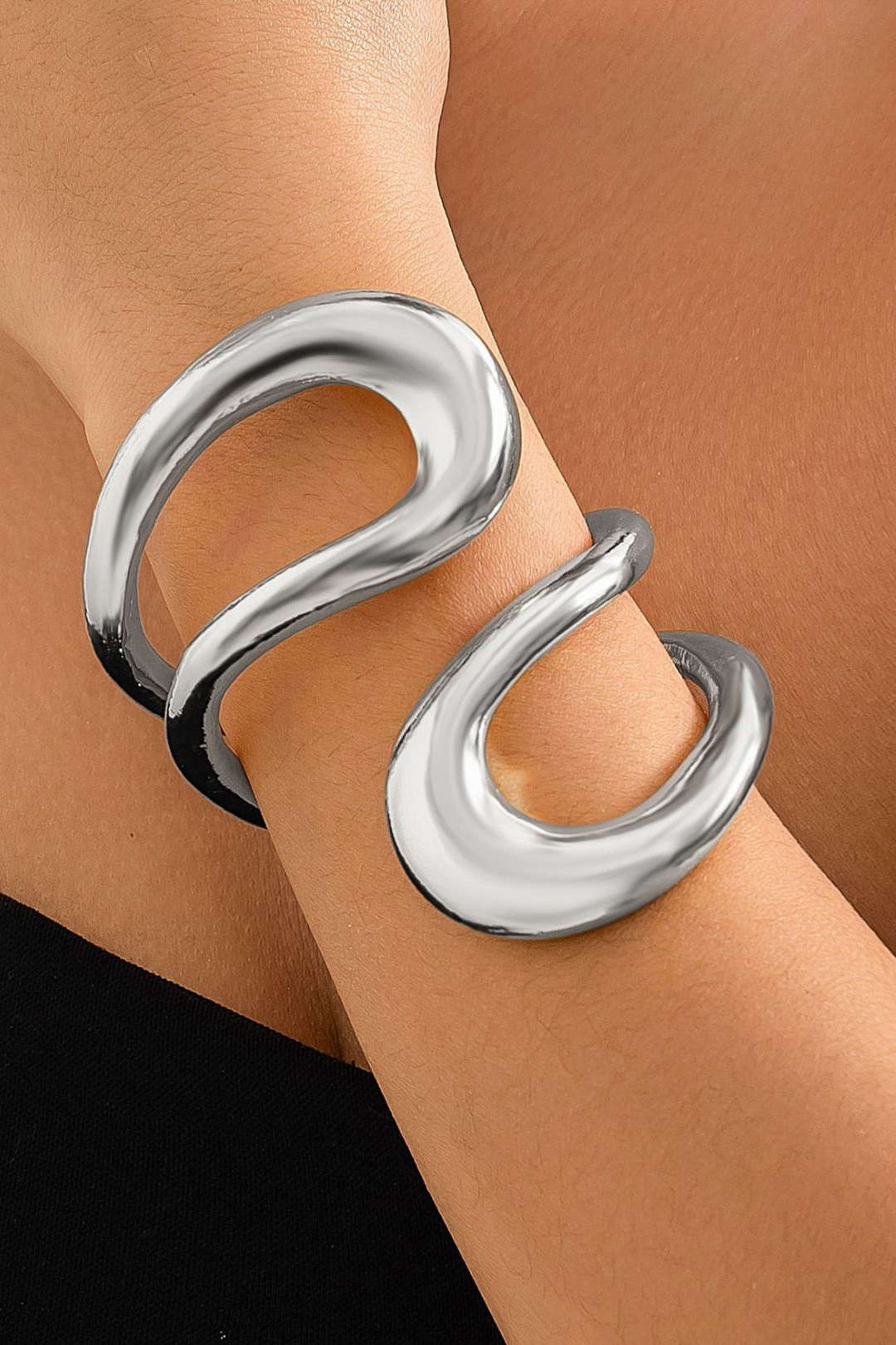Pulsera Asimétrica Elegante con Diseño Recortado