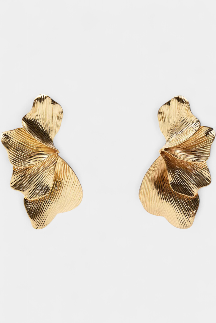 Elegantes Pendientes Colgantes con Detalle de Hoja en Metal Texturizado