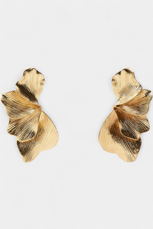 Elegantes Pendientes Colgantes con Detalle de Hoja en Metal Texturizado