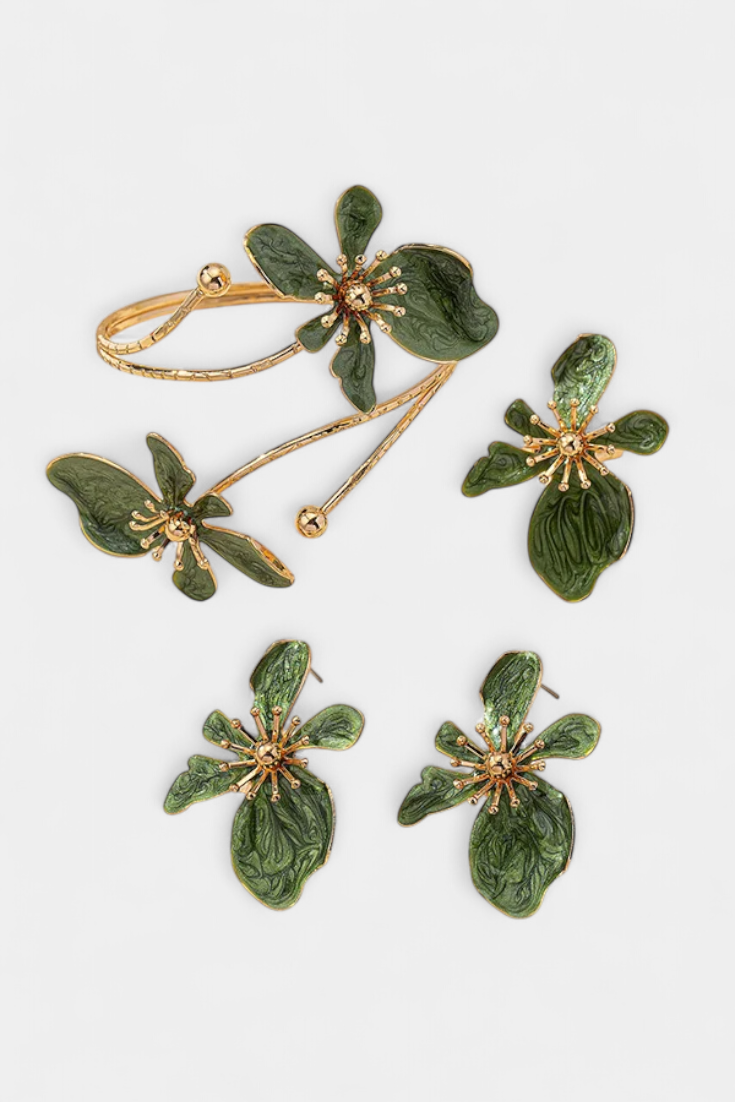 Elegante set de accesorios florales con pulsera, pendientes y anillos para destacar tu estilo