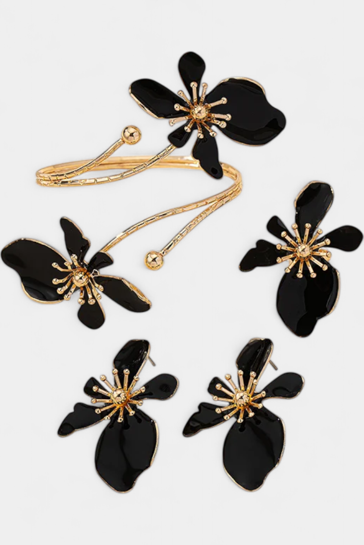 Elegante set de accesorios florales con pulsera, pendientes y anillos para destacar tu estilo