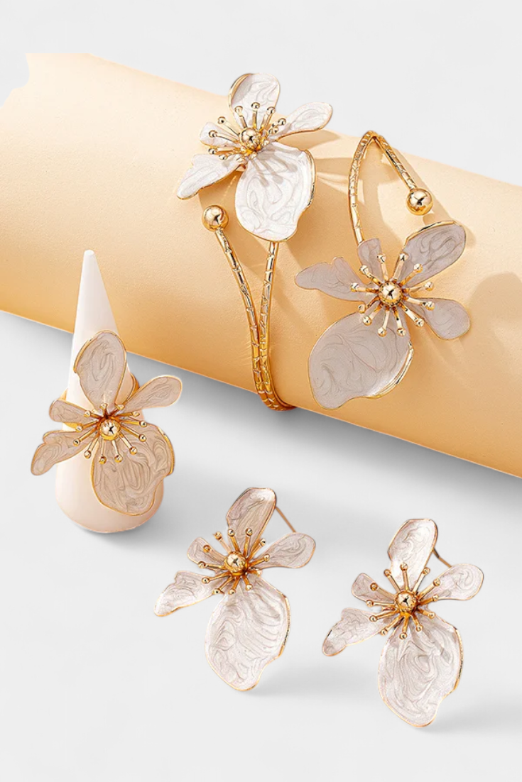 Elegante set de accesorios florales con pulsera, pendientes y anillos para destacar tu estilo
