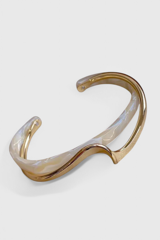 Pulsera de Ópalo Blanco con Elegante Acabado en Dorado para un Estilo Sofisticado